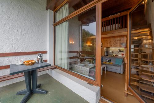 une chambre avec une table devant une fenêtre dans l'établissement Rafforts E8 - Happy Rentals, à Chamonix-Mont-Blanc