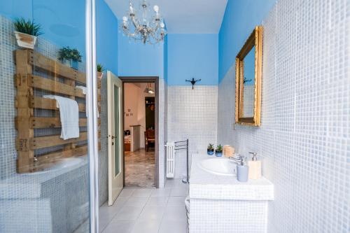 un baño con lavabo y espejo en Exclusive Deluxe Apt Between DUOMO & SAN SIRO, en Milán