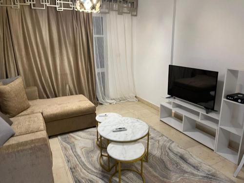 TV a/nebo společenská místnost v ubytování Two bedroom apartment in madinaty