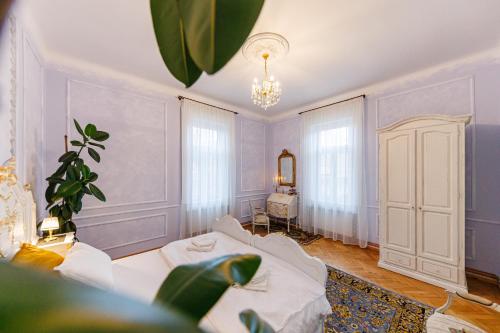 ein Wohnzimmer mit Sofa und Tisch in der Unterkunft SilentCenterChateau in Besenic