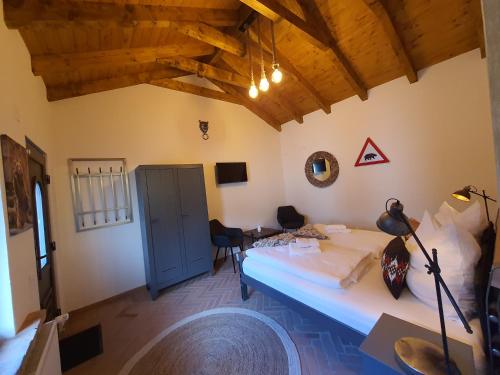 a bedroom with a bed and a desk in a room at Complex Butoaiele Transilvaniei - Cazare & SPA - Natura - Relaxare in Mediaş