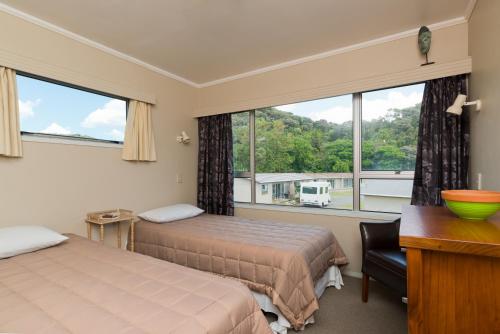 Postel nebo postele na pokoji v ubytování Waitangi Beach House