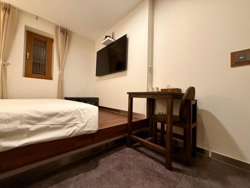 Hotel Firststay Hongdaeにあるテレビまたはエンターテインメントセンター