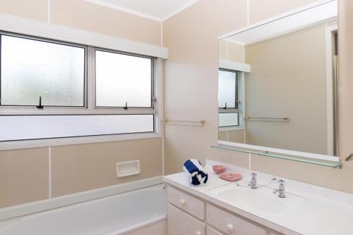 Een badkamer bij Waitangi Beach House