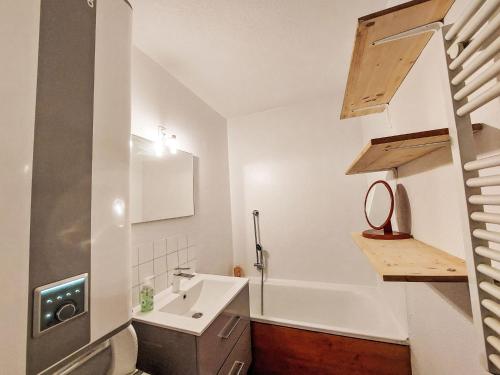 une salle de bain avec un lavabo et une baignoire dans l'établissement Studio Asters 323 Bâtiment A1 by Interhome, aux Menuires