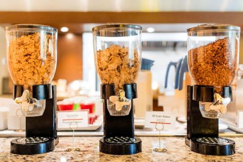 シウダード・デル・カルメンにあるCourtyard by Marriott Ciudad del Carmen Campecheの二本のブレンダーを入れたカウンター