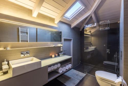A bathroom at Deluxe Villa by White Hills Outdoor Hot Tub