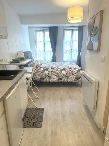 une chambre avec un lit et une table et une cuisine dans l'établissement Résidence Champenoise 2, Troyes - France, à Troyes