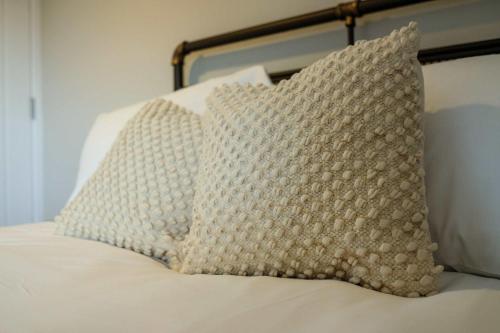 almohada sobre la cama en The Willow - Studio 15, en Bristol
