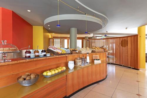 阿菲B&B Hotel Affi - Lago di Garda的餐厅的自助餐点,展示着食物