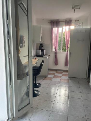 - une cuisine avec une table et un bureau dans la chambre dans l'établissement Stud terras Ville Corniche 2 pers stat gratuit rue Modif suivt possib et accord exclusif, à Marseille