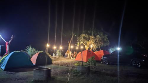eine Gruppe von Zelten auf einem Feld in der Nacht in der Unterkunft Tenda camping in Madasari
