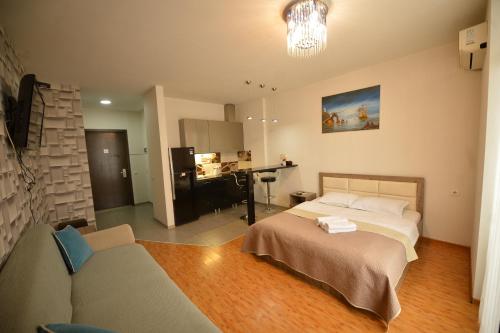 En eller flere senge i et værelse på GRAND APARTAMENTS ORBi SEA TOWERS