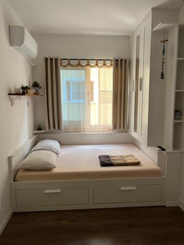 Tempat tidur dalam kamar di Apartment in residential complex with pool