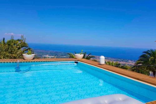 a swimming pool with a view of the ocean at Villa panoramica sull'Etna con piscina vista mare in Montargano