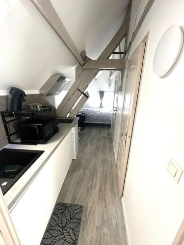 Cette petite chambre dispose d'une cuisine et d'un couloir. dans l'établissement Residence Champenoise 5, Troyes - France, à Troyes