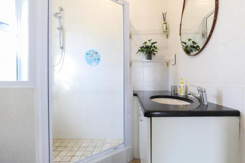 un baño con lavabo y ducha en Ocean View Properties - Penthouse, en Ciudad del Cabo