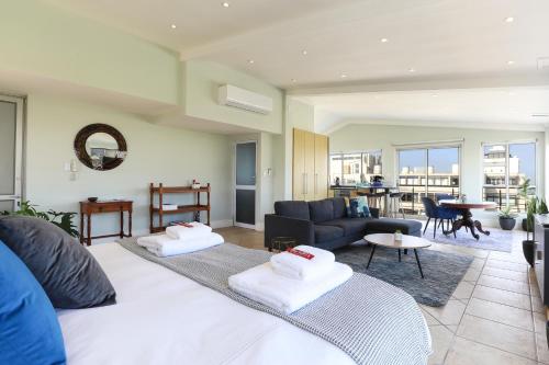 una sala de estar con una cama y un sofá en Ocean View Properties - Penthouse, en Ciudad del Cabo