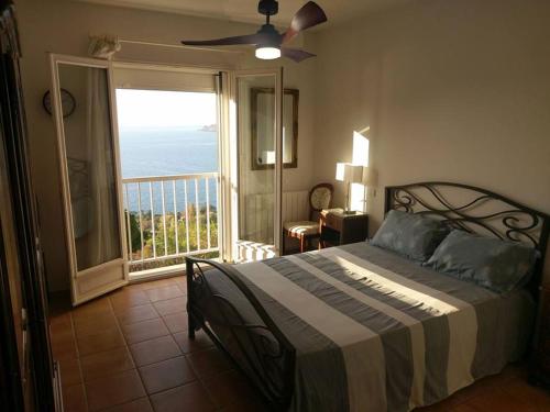une chambre avec un lit avec vue sur l'océan dans l'établissement Villa Saint-Michel, à Galéria