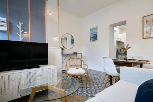 Μια τηλεόραση ή/και κέντρο ψυχαγωγίας στο Maison 2 chambres terrasse à Marcq en Baroeul.