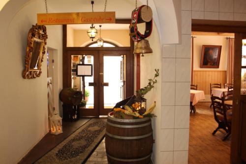 a hallway with a room with a door and a barrel at Hotel-Gasthof Die Post Brennerei Frankenhöhe in Schillingsfürst