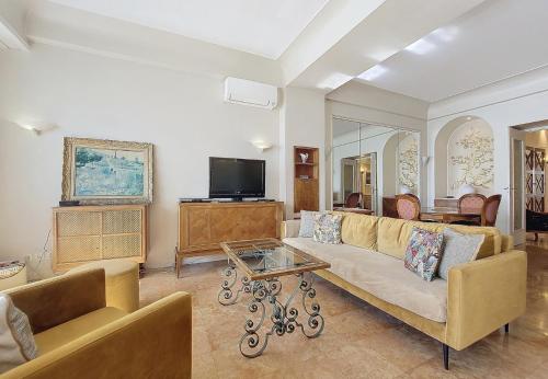 un salon avec un canapé et une télévision dans l'établissement Nestor&Jeeves - HORIZON PROMENADE - Central - Sea front, à Nice