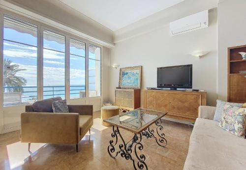 un salon avec un canapé et une télévision dans l'établissement Nestor&Jeeves - HORIZON PROMENADE - Central - Sea front, à Nice