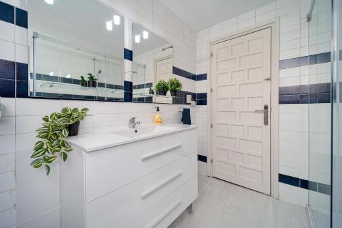 a white bathroom with a sink and a mirror at P CasaCafe Madrid Calle Carlos Dubois 3 in Madrid