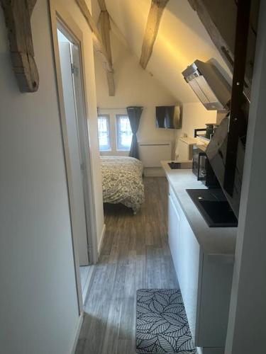 - une petite cuisine avec un lit dans une petite pièce dans l'établissement Résidence Champenoise 4, Troyes - France, à Troyes