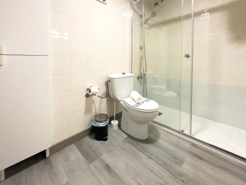 a bathroom with a toilet and a shower at Bga rentals Punta Prima in La Pineda