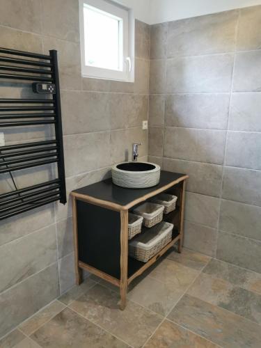 une salle de bain avec un lavabo et un comptoir avec des serviettes dans l'établissement Maison pour 4 personnes, à Lesperon