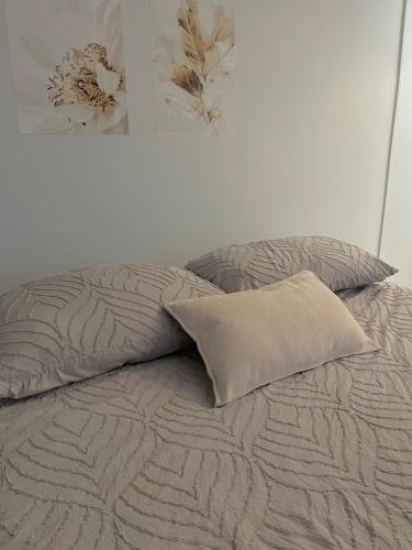 - un lit avec un oreiller dans l'établissement Le SerenityAppart Suresnes, à Suresnes