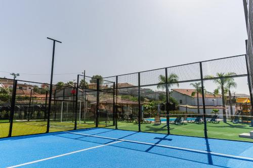 a tennis court with a net on a tennis court at Belo Encanto in Felgueiras