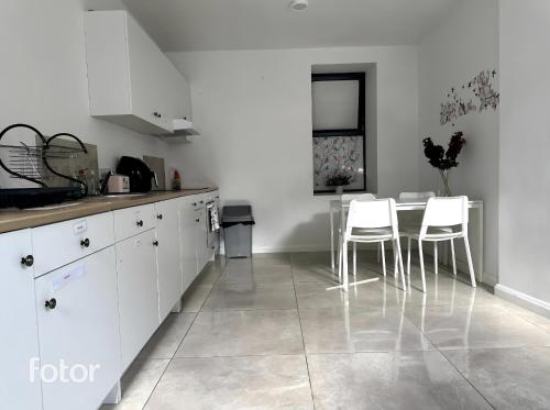 Kuchyň nebo kuchyňský kout v ubytování Leitrim Property Cork