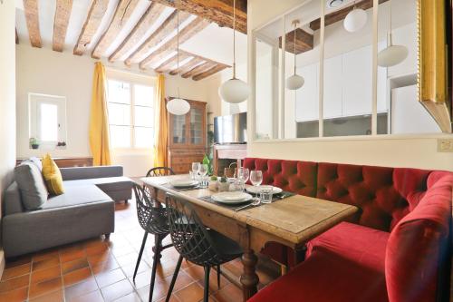 une salle à manger avec une table et un canapé dans l'établissement Appartement Quartier Panthéon 2 Free Netflix, à Paris