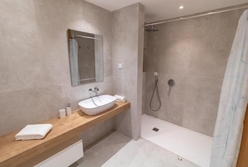 Et badeværelse på Lagos Deluxe 2 With Pool by Homing