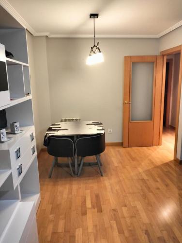 a room with a table and some chairs in it at Apartamento Palacio de Congresos León in León