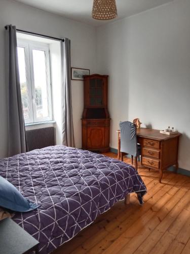 une chambre avec un lit, un bureau et une fenêtre dans l'établissement La Ria, à Douarnenez