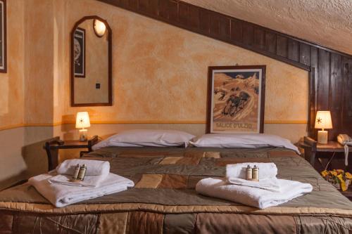 Habitación de hotel con 2 camas y toallas. en Hotel Gran Trun, en Sauze dʼOulx