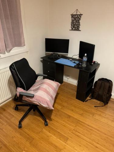escritorio con silla y escritorio con ordenador en Family home away from home, en Chatham