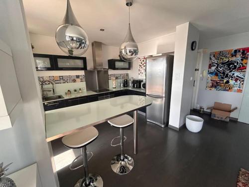 Kuchyň nebo kuchyňský kout v ubytování Bel appartement proche plages et hopital St Musse