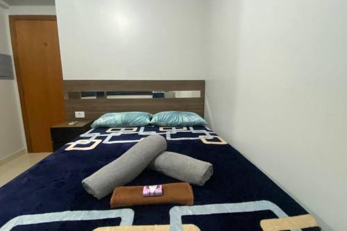 Postel nebo postele na pokoji v ubytování Apartamento Inteiro - 2 Quartos com AC - Wifi 300mb - Cozinha Completa - 1 Vaga de Garagem - TV Smart 50 - Sacada - Indicado para Grupos, Hospedes a Trabalho, Família e Pets