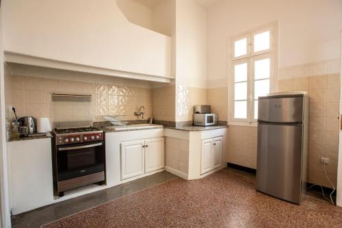 a kitchen with a stove and a refrigerator at Appartements Balima Harcourt DeLuxe in Rabat