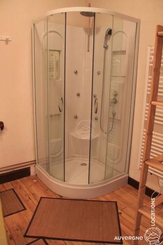 Cette chambre dispose de parquet et d'une douche en verre. dans l'établissement La Prada, à Saint-Nectaire