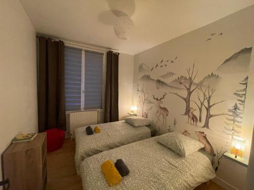 - une chambre avec 2 lits et une fresque murale dans l'établissement Jolie Maison de Ville, à Saint-Aignan