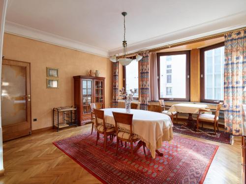- une salle à manger avec une table et des chaises dans l'établissement Residentie Kursaal, à Ostende
