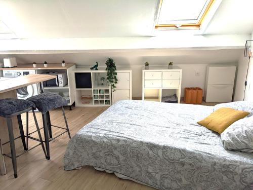 une chambre avec un lit et un bureau et une cuisine dans l'établissement Cosy Lys - 1CH - Centre Bosquet & Clémenceau, à Pau