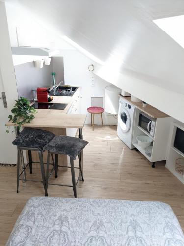 - une cuisine blanche avec une table et un four micro-ondes dans l'établissement Cosy Lys - 1CH - Centre Bosquet & Clémenceau, à Pau