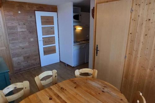 une salle à manger avec une table et des chaises en bois dans l'établissement Paradiski proche des pistes vallandry, à Landry