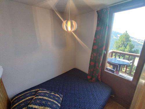 une petite chambre avec un lit et une fenêtre dans l'établissement Paradiski proche des pistes vallandry, à Landry